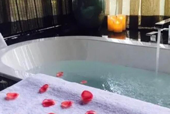 厦门水疗池中的失重冥想：当身体学会漂浮